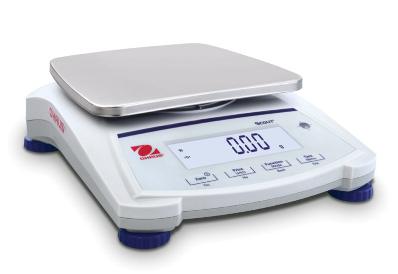 Waga Jubilerska OHAUS Scout™ SJX1502M (1500 g / 0.01 g) — widok z prawej, kwadratowa szalka