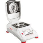 Wagosuszarka OHAUS MB90 z otwarta pokrywa widok z prawej strony