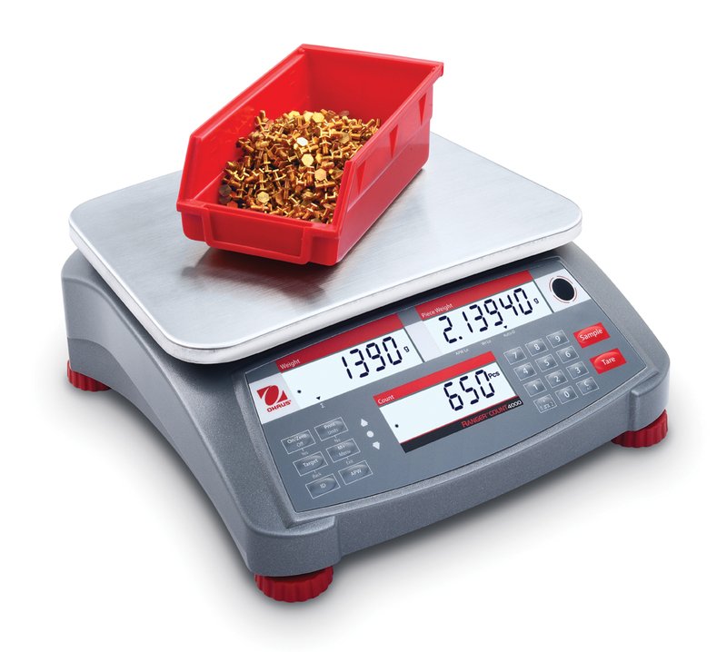 Waga licząca OHAUS Ranger Count 4000 ze śrubkami na biurku — demonstracja liczenia sztuk