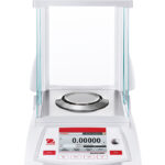 Waga OHAUS Adventurer Semi Micro widok z przodu z zamknietymi drzwiczkami 1